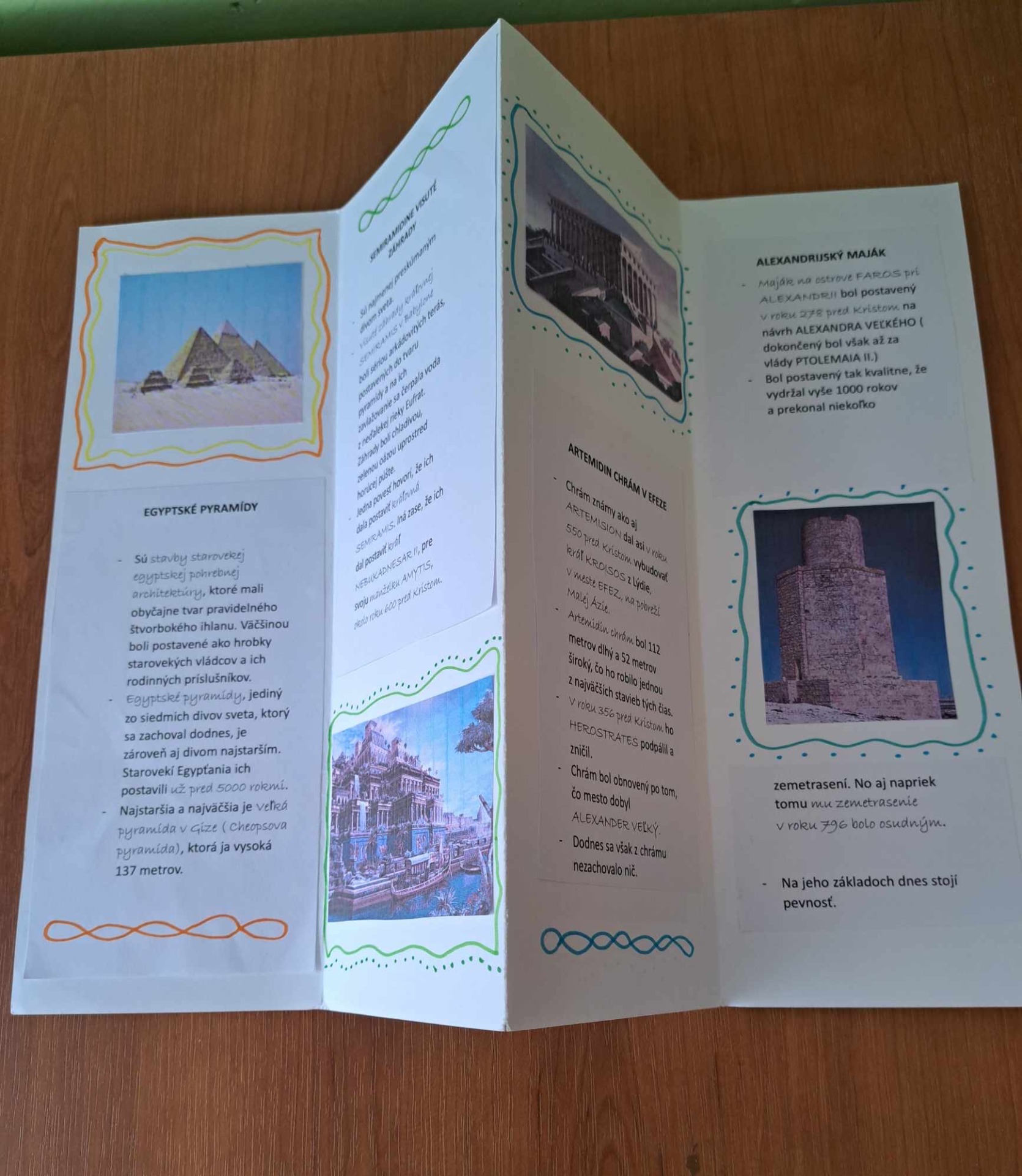 Šiestaci sa predstavili v úlohe turistických sprievodcov a vytvorili aj vlastné brožúry o starovekých divoch sveta. 🏛⛲️⛩️🕋 - Obrázok 5