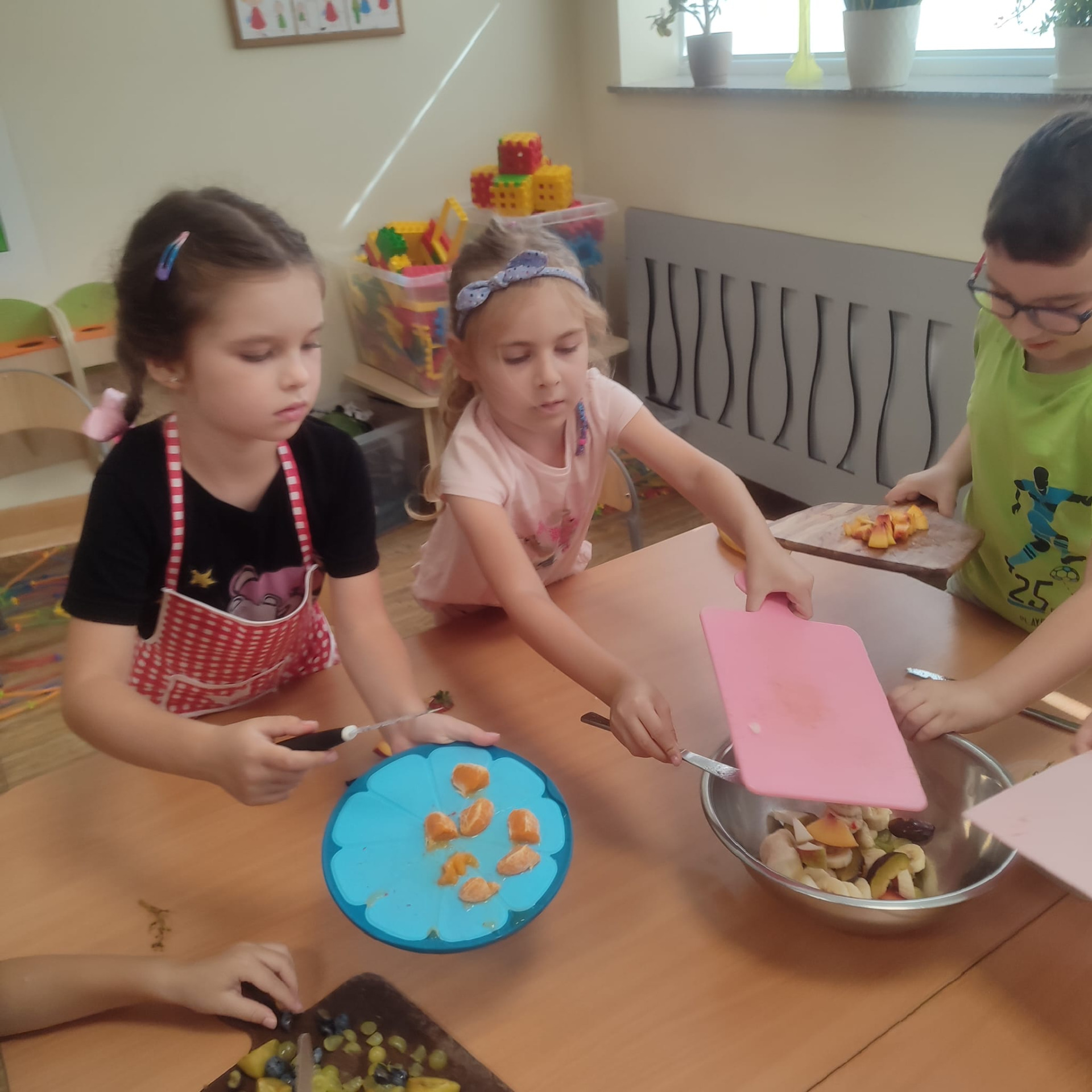 Przygotowanie sałatki owocowej przez dzieci z grupy BIEDRONKI - Obrazek 5