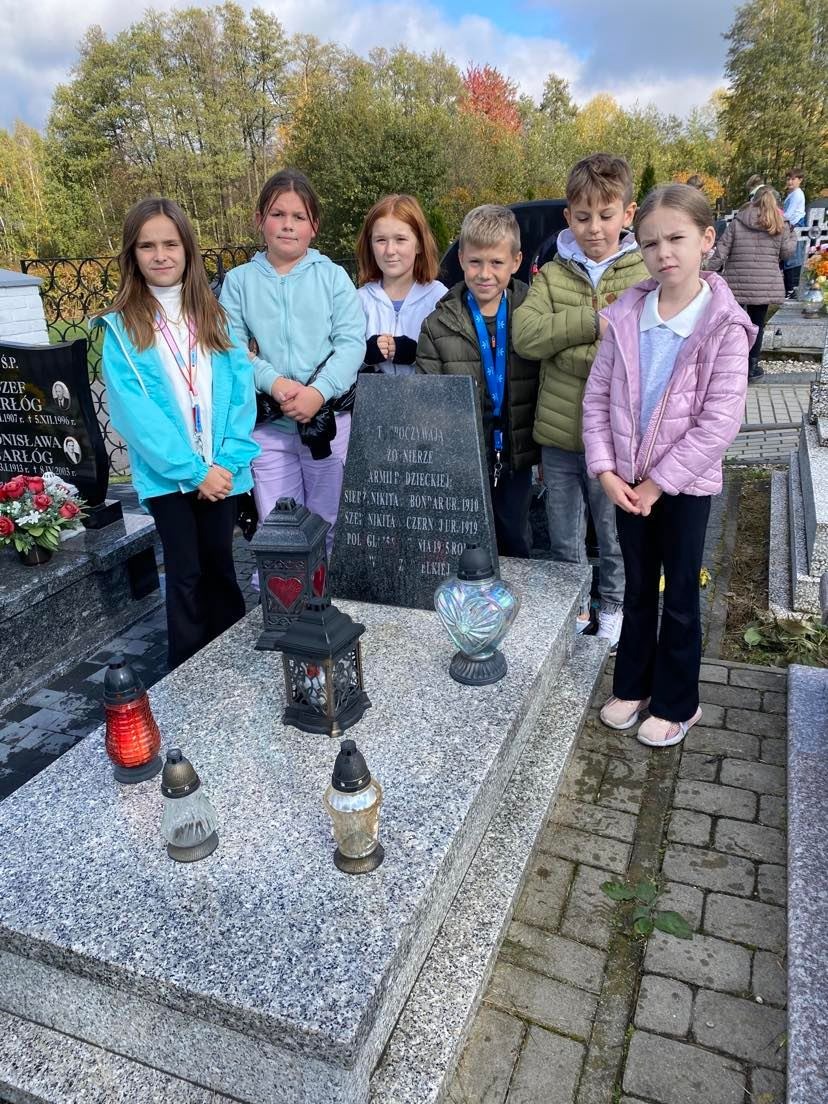 Odwiedzamy groby żołnierskie i groby bliskich na cmentarzu parafialnym - Obrazek 3