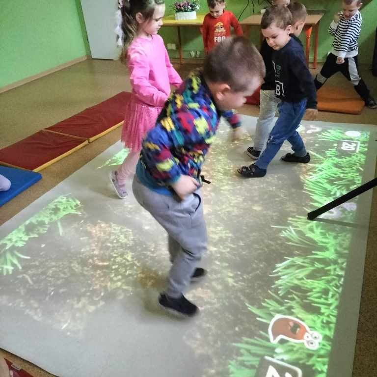Zabawy z podłogą interaktywną w przedszkolu - Obrazek 1