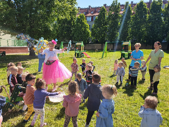Z okazji Dnia Dziecka z wizytówką niespodzianek odwiedził nas Słubicki Miejski Ośrodek Kultury. - Obrazek 6