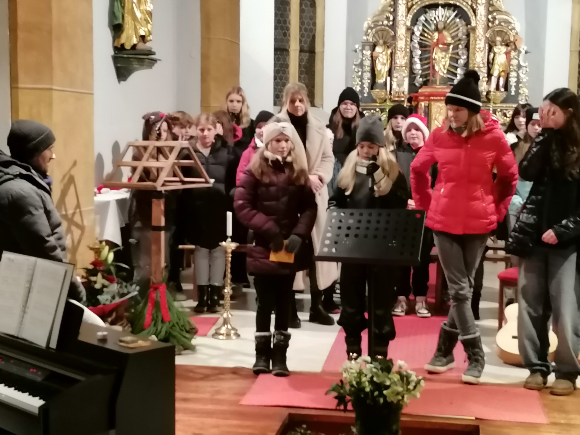 Am 19.12. fand unser Weihnachtskonzert in der Pfarrkirche St. Jakob statt. Alle SchülerInnen trugen zu einem besinnlichen Abend bei. - Bild 4