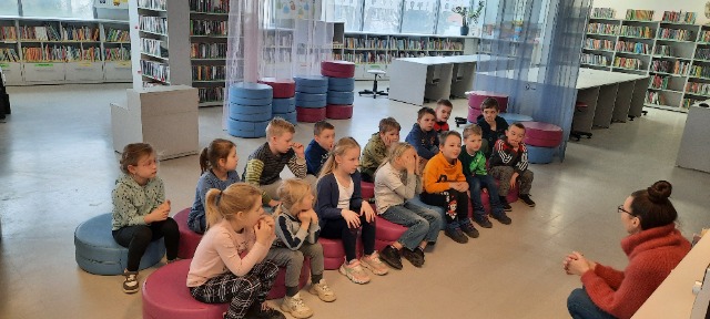2. Uczniowie oddziału przedszkolnego i klasy 1 podczas pogadanki z panią bibliotekarką.