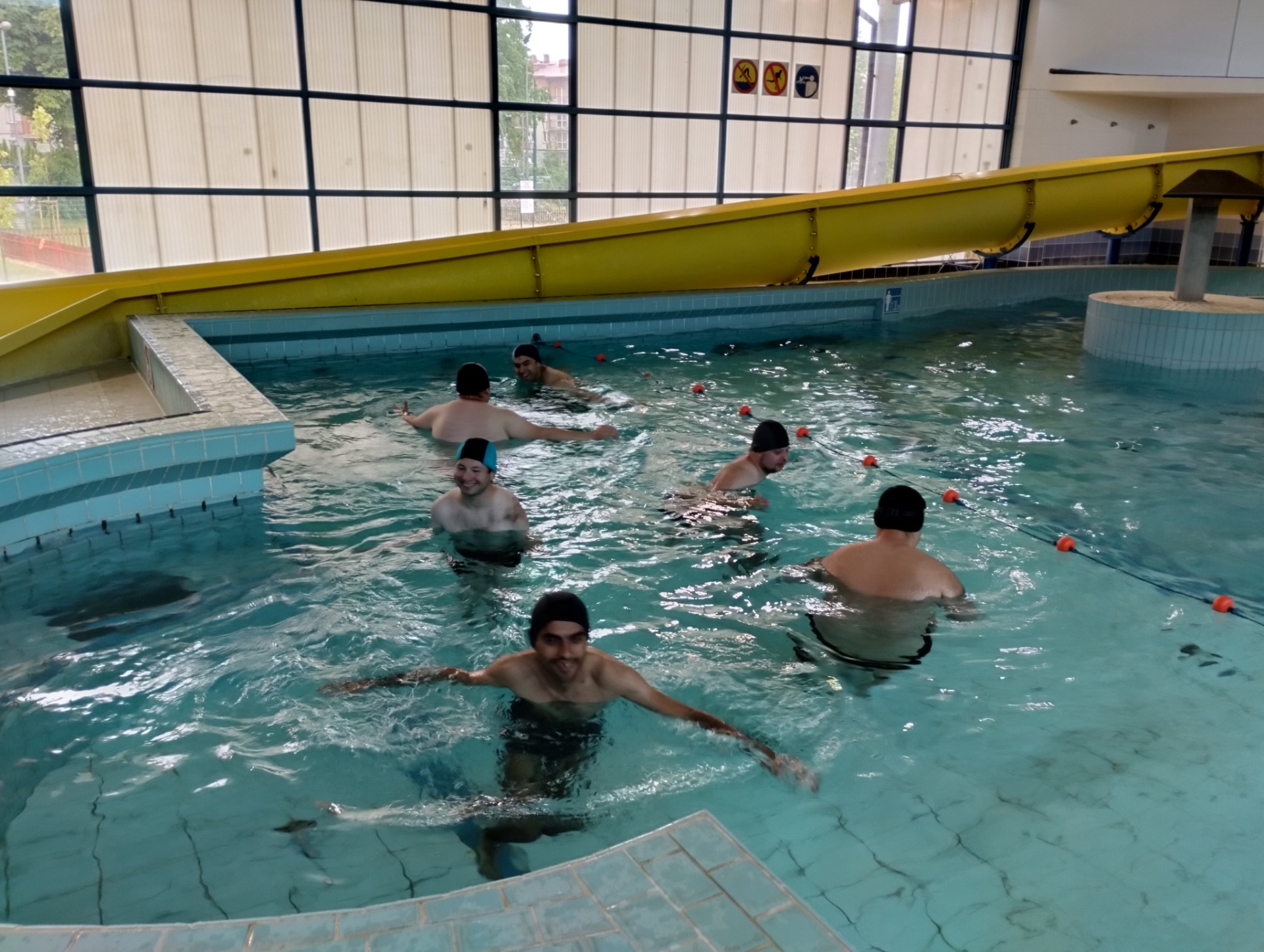 Kilku uczniów w wodzie podczas zajęć basenowych