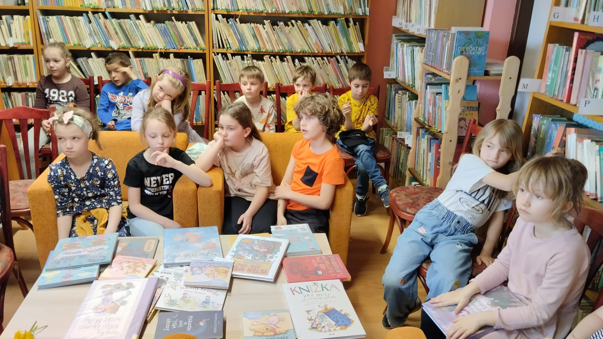 Deti zo školského klubu navštívili obecnú knižnicu - Obrázok 5