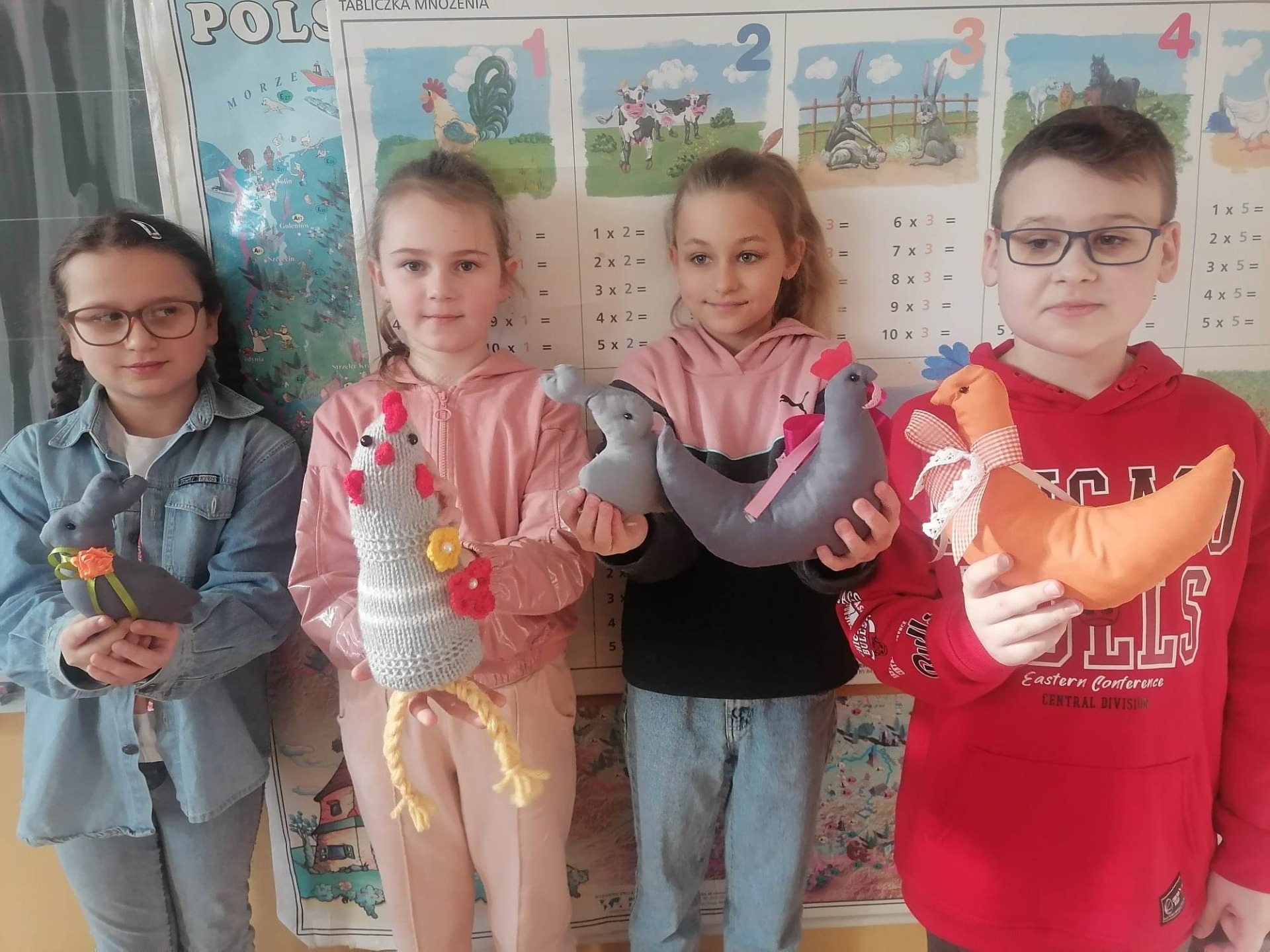 Uczniowie z klas I - III podczas akcji "Pomagamy Hospicjum w Busku-Zdroju"