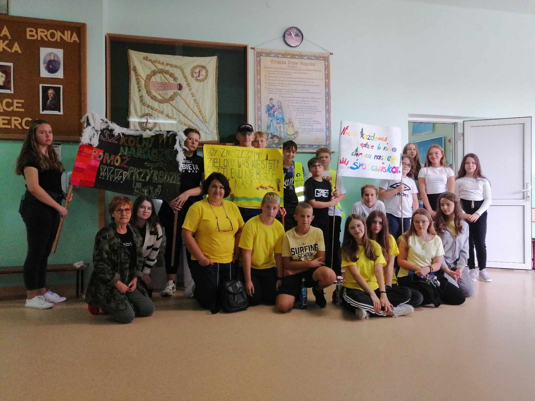 Uczniowie i nauczyciele promujący akcję sprzątanie świata