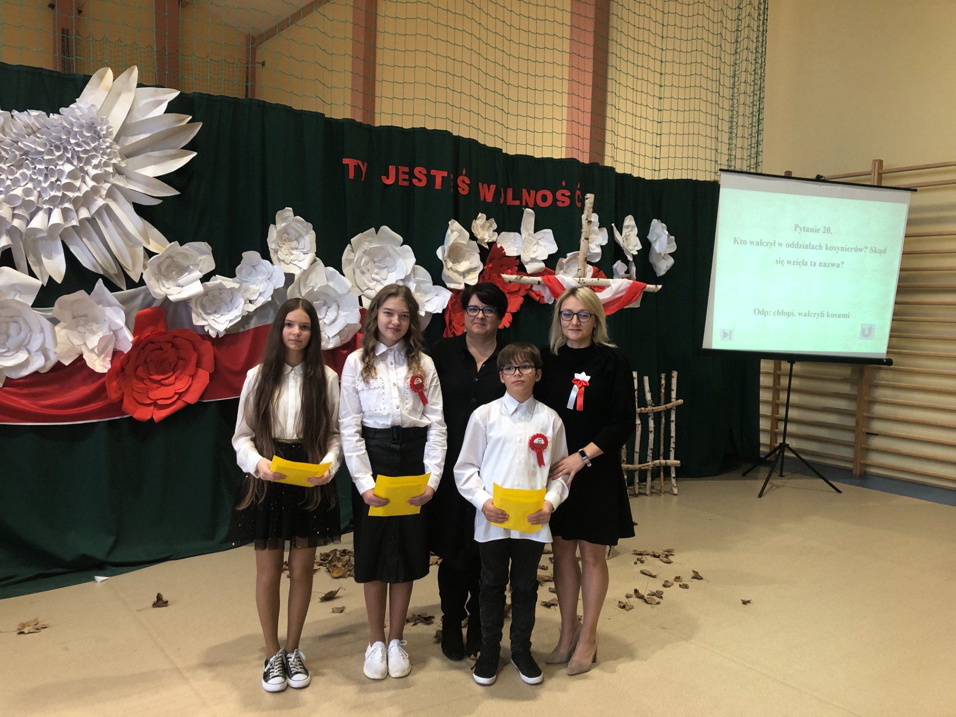 Uczniowie podczas występu z kazji 104. rocznicy odzyskania przez Polskę niepodległości