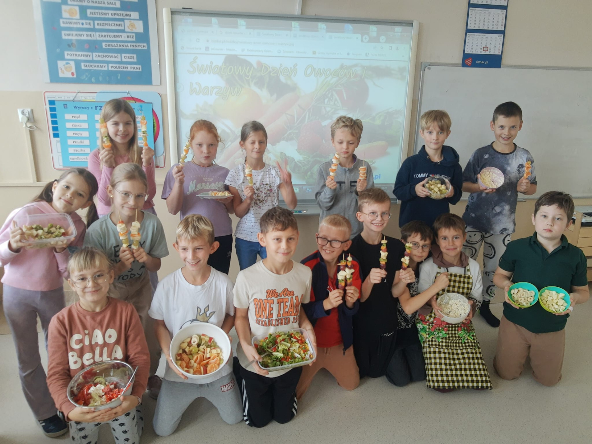 Dzieci prezentują przygotowane przez siebie owocowo-warzywne pyszności. 
