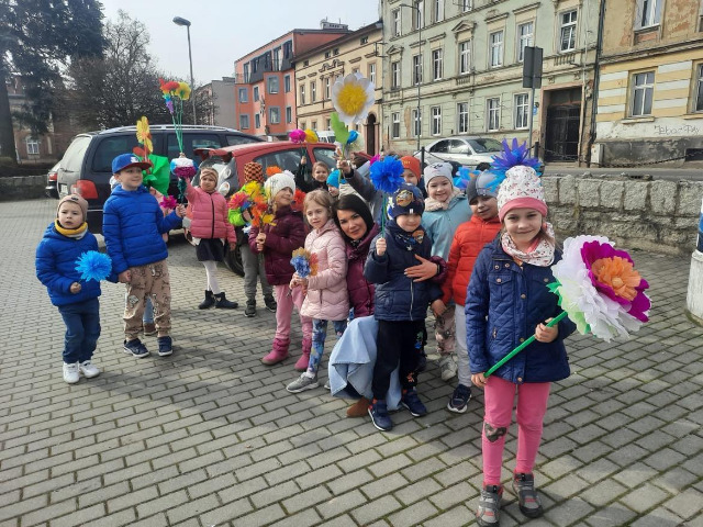 Dzieci z oddziałów przedszkolnych witają wiosnę. - Obrazek 5