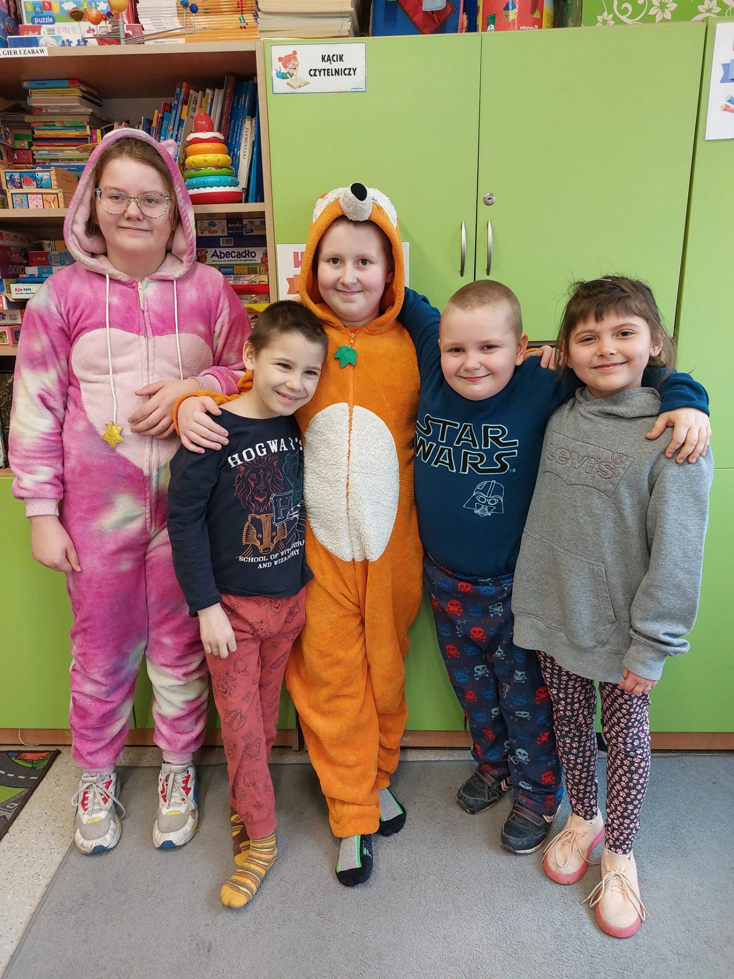 5 dzieci z klasy 1-2 sp pozuje do wspólnego zdjęcia w piżamach