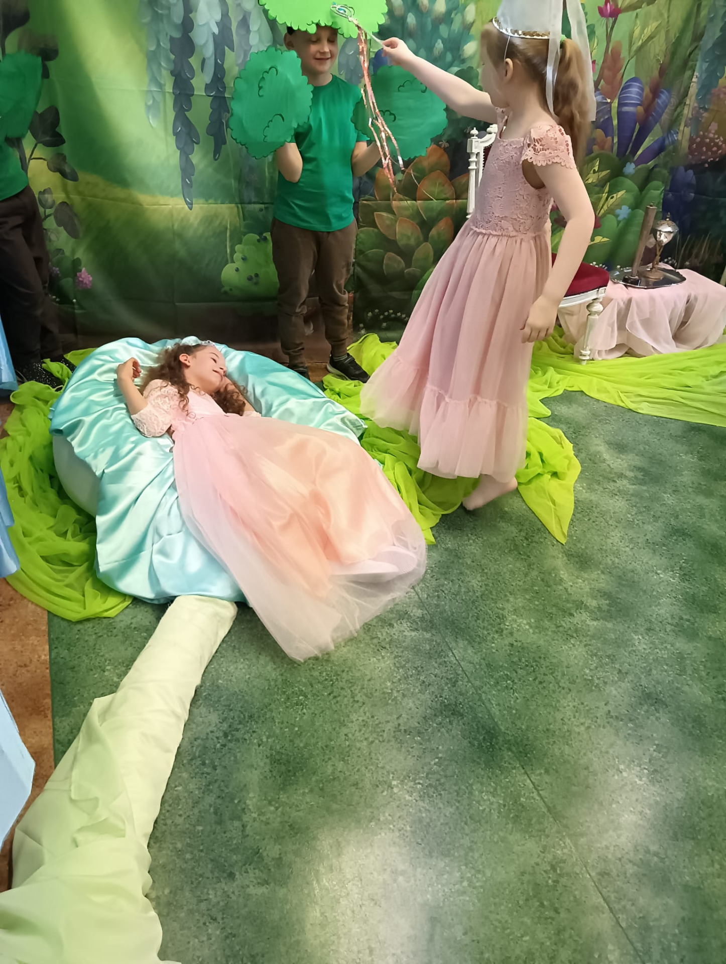 Na zdjęciu uczennica wcielająca się w rolę śpiącej królewny, obok stoi wróżka.