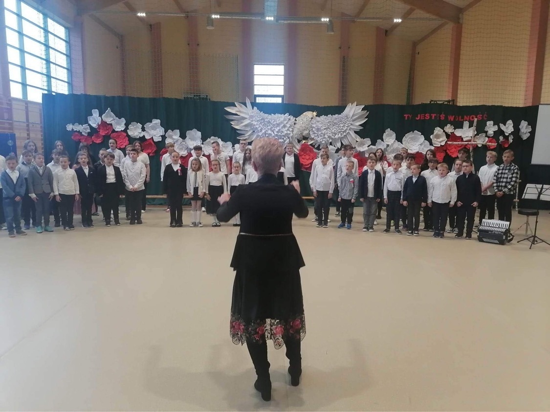 Uczniowie śpiewający hymn podczas akcji "Szkoła do hymnu"