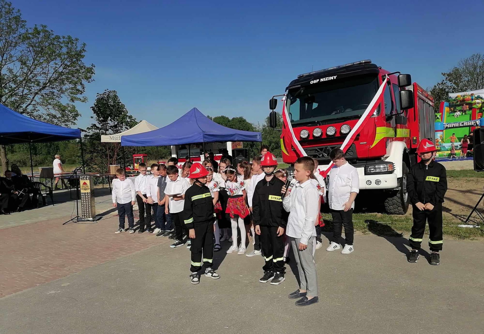 Uczniowie ZPO Niziny podczas obchodów 100-lecia Straży Pożarnej w Nizinach