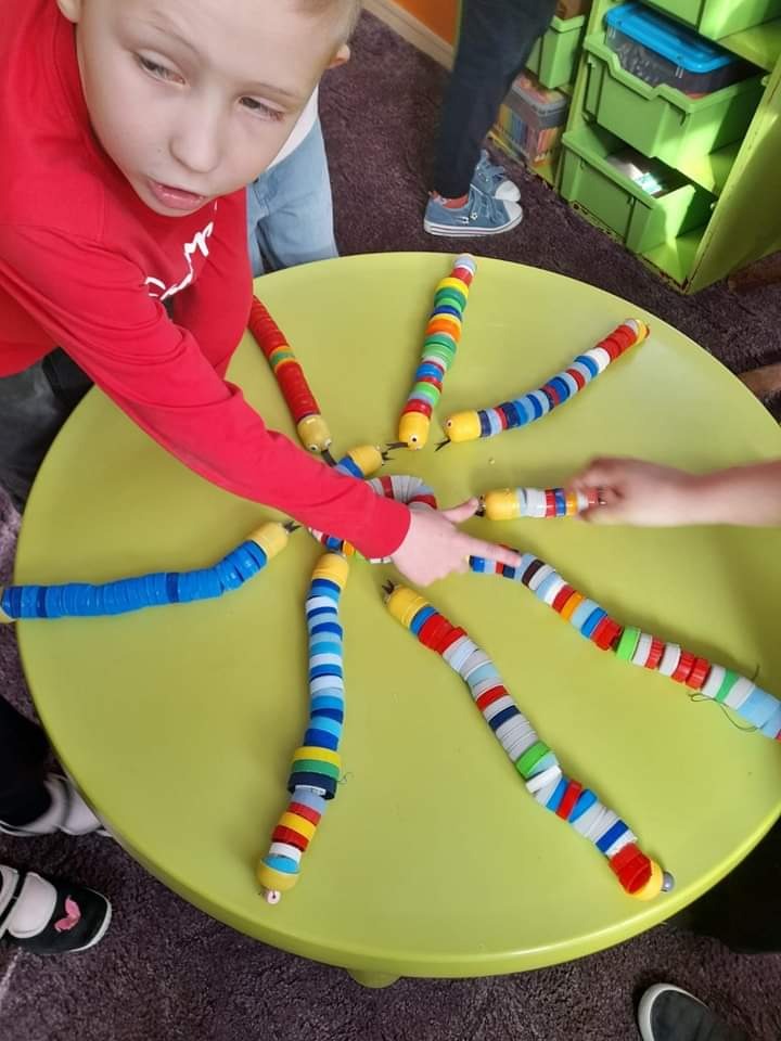 Niedługo będzie Międzynarodowy Dzień Ziemi, więc klasa 1 postanowiła zrobić ekologiczne zabawki- kolorowe węże. Pracy było co niemiara 😅, ale później wszyscy byli zadowoleni ze swoich zabawek. 🤗🐛🐍🤩 - Obrazek 4