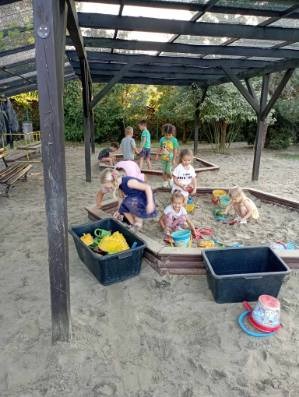 Jesienny piknik z rodzicami i dziećmi z Punktu Przedszkolnego Jastkowice. - Obrazek 1