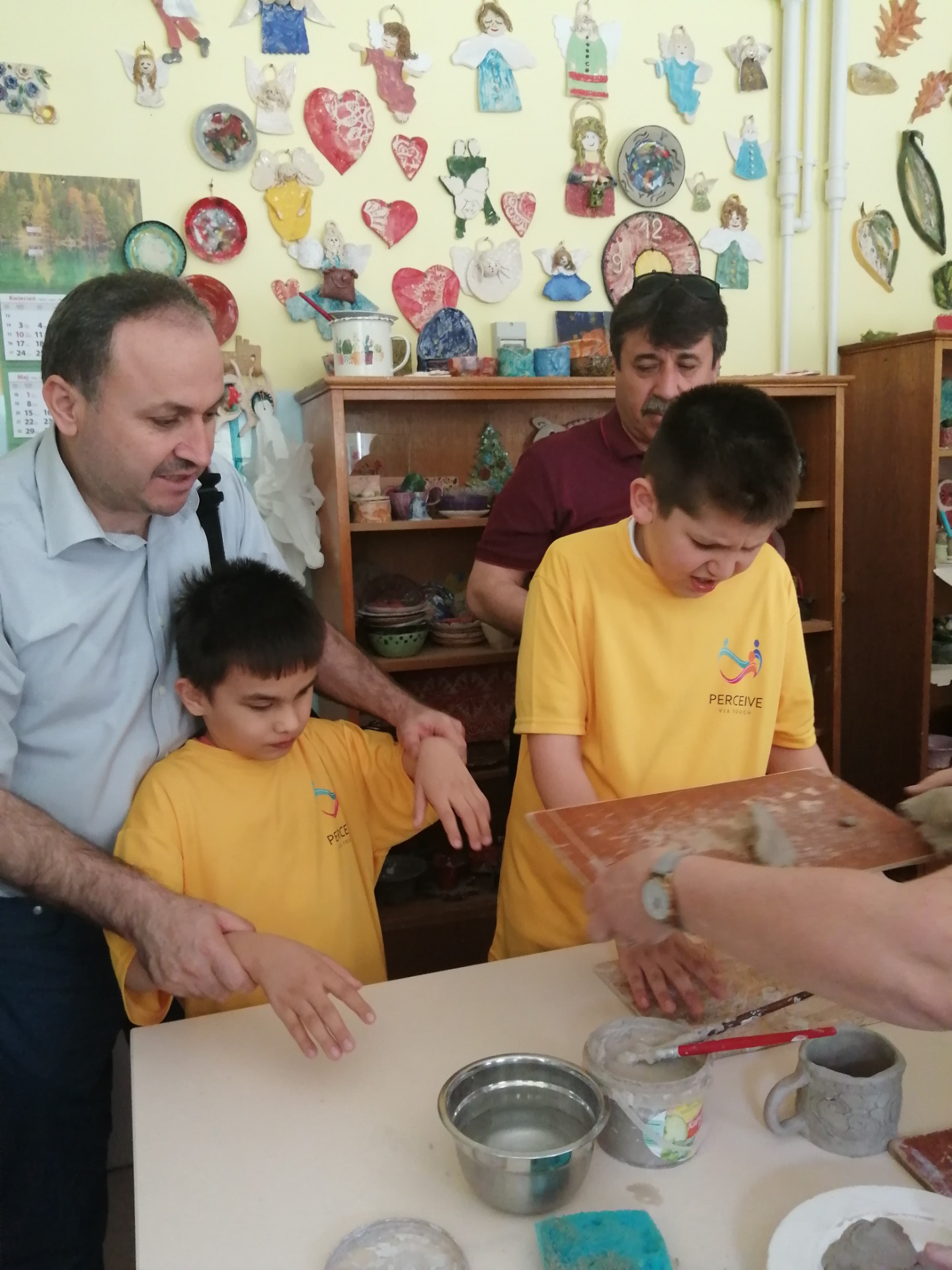Uczniowie z Turcji w pracowni ceramicznej z opiekunami