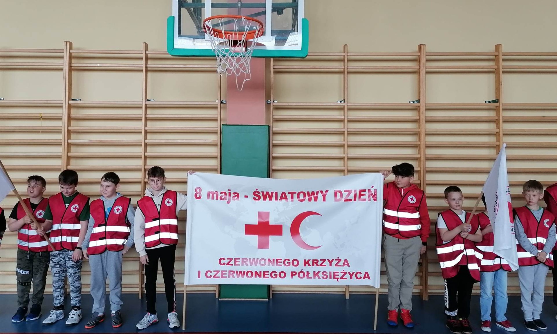 Uczniowie naszej szkoły podczas warsztatów z okazji Światowego Dnia Czerwonego Krzyża i Czerwonego Półksiężyca