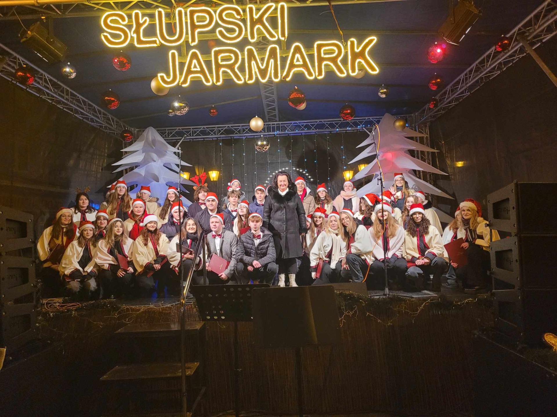 Zdjęcie grupowe na Słupskim Jarmarku Bożonarodzeniowym