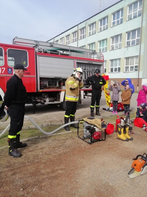 Wizyta strażaków w naszej szkole - Obrazek 1
