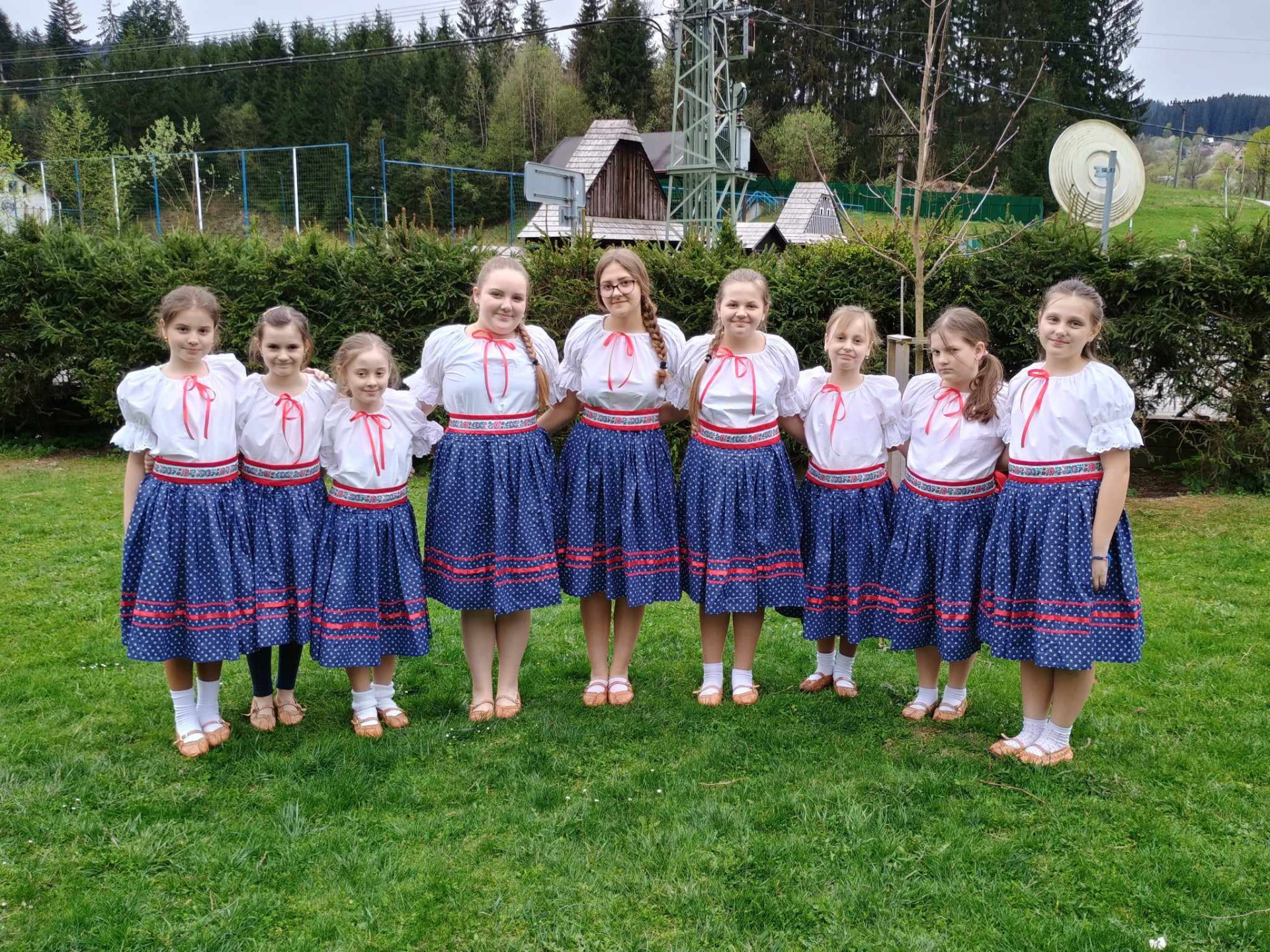 Deti z Lipovienky sa tešia novým krojom - Obrázok 1