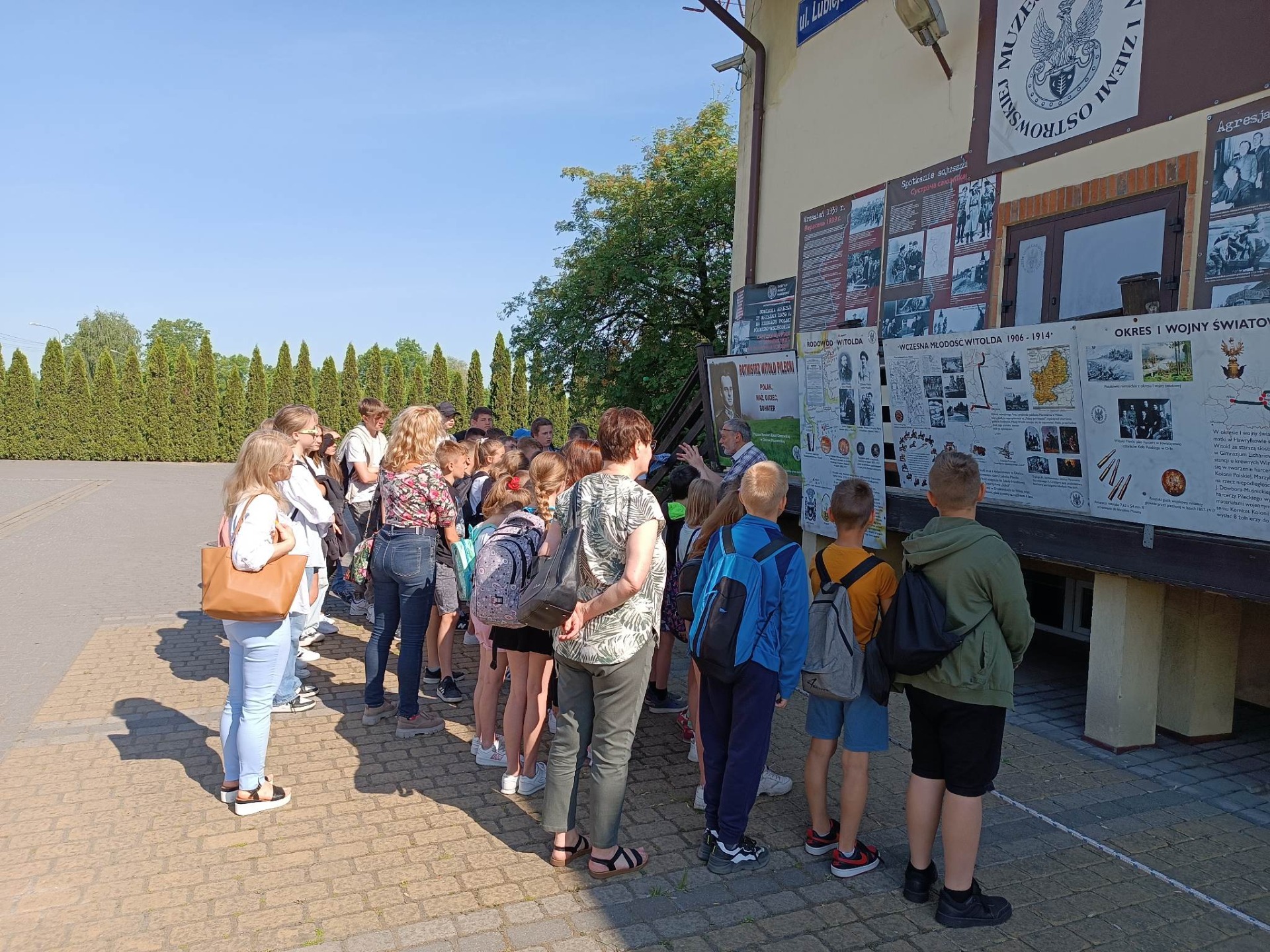 Uczniowie oglądają wystawę o Witoldzie Pileckim