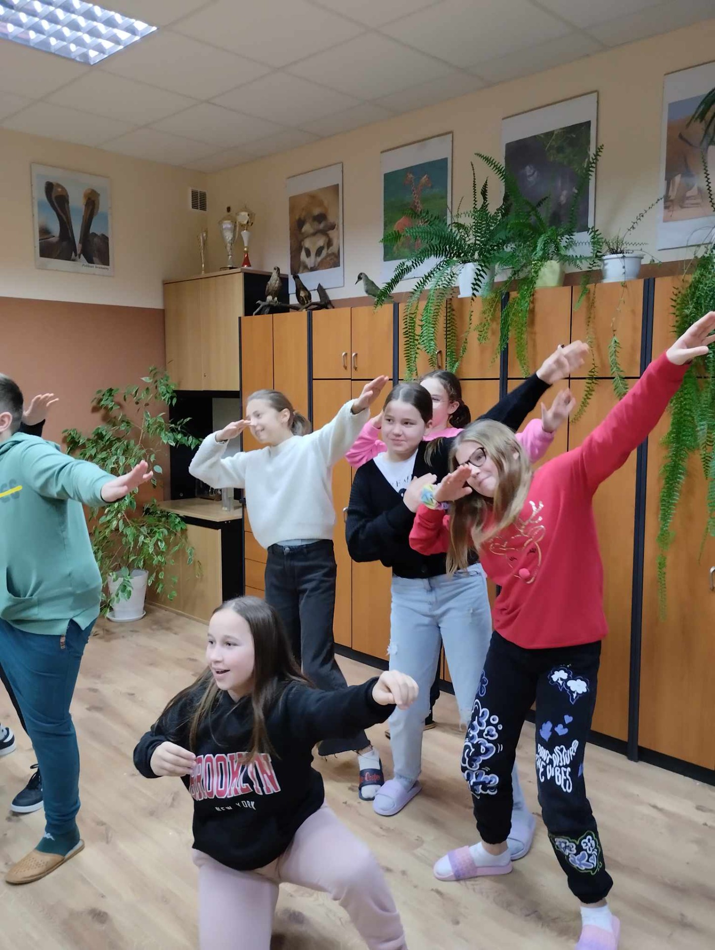 Uczniowie tańczą Just Dance