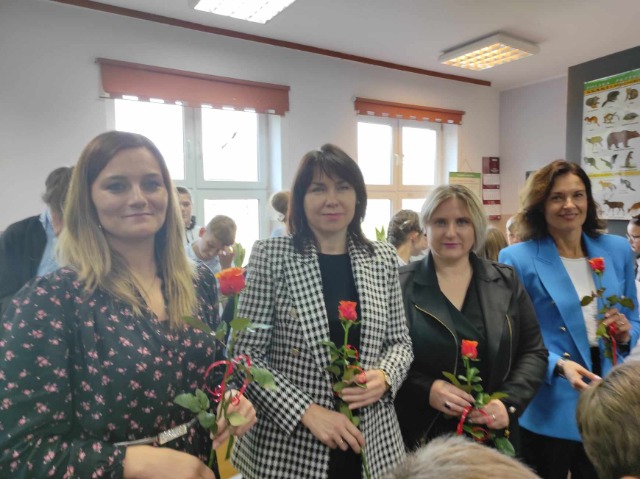 Kwiaty dla pedagogów od Samorządu Uczniowskiego.
