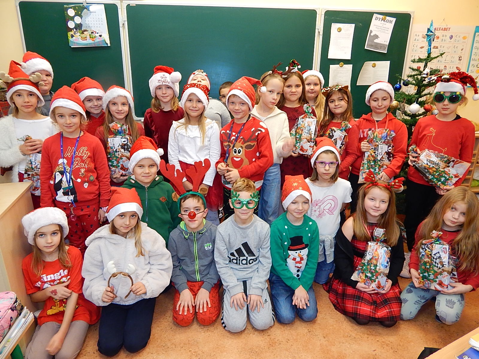 Uczniowie Szkoły Podstawowej Nr 2 im. M. Kopernika w Olecku w strojach świątecznych