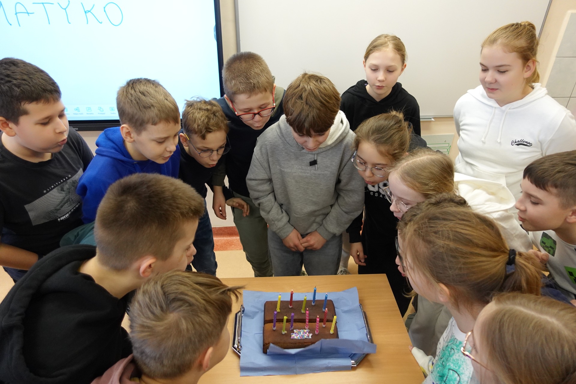 Uczniowei klasy 4a Szkoły Podstawowej Nr 2 im. Mikołaja Kopernika w Olecku świętują 100. lekcję matematyki 