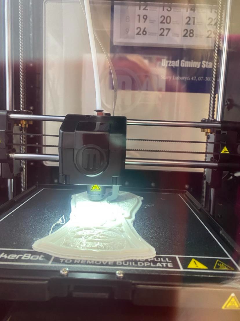 Drukarka 3D w czasie drukowania ozdób