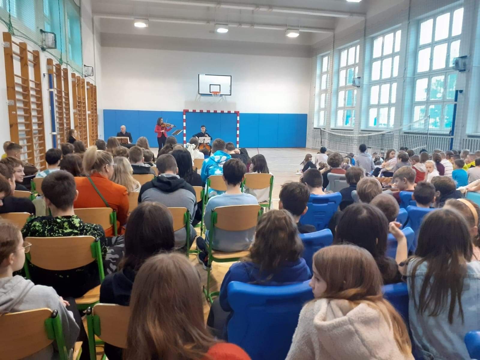 Dzisiaj w Naszej szkole odbył się koncert muzyków z Filharmonii Krakowskiej.  Poznaliśmy twórczość Mozarta👏🎻🎼N - Obrazek 2