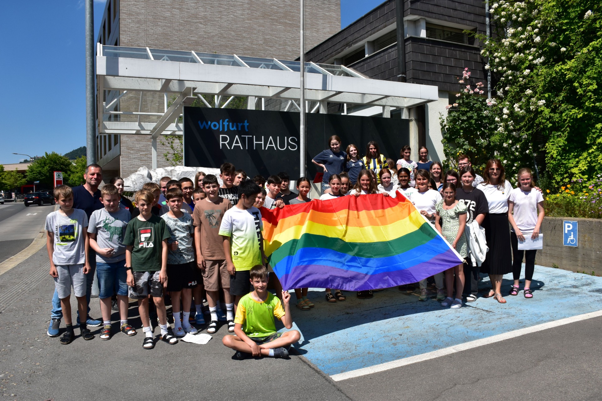 Farbenfrohe Regenbogenfahne vor dem Gemeindeamt gehisst - Bild 1