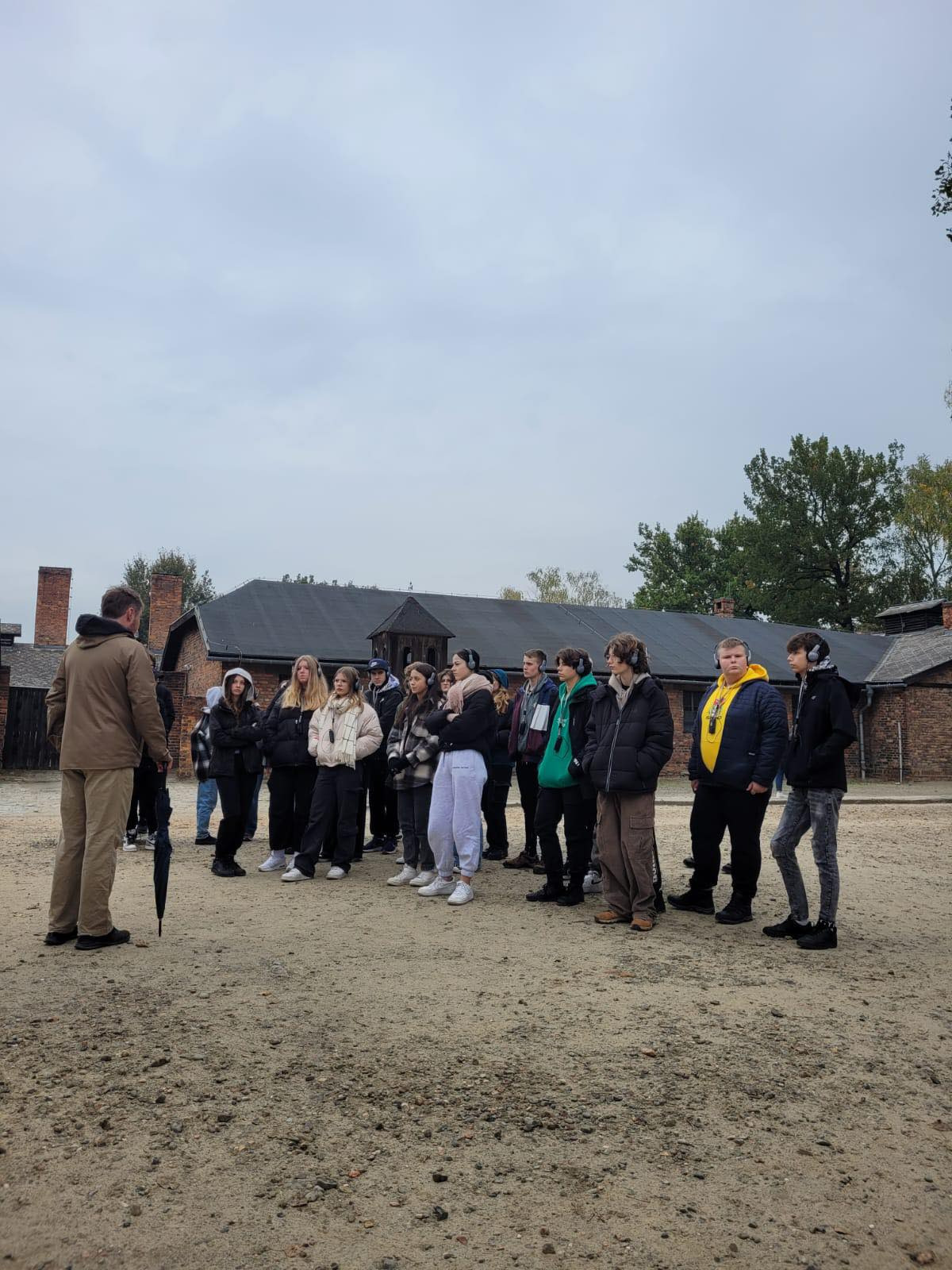 Fotorelacja z wycieczki klas 8 do Miejsca Pamięci i Muzeum Auschwitz-Birkenau oraz Wadowic - Obrazek 4