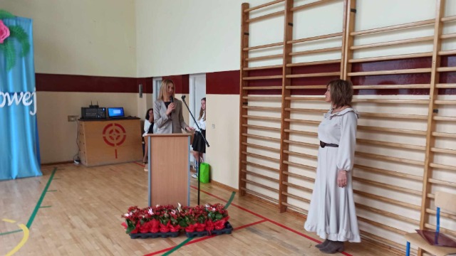 Zastępca kierownika referatu oświaty Urzędu Miasta i Gminy Pasłęk składa podziękowania dyrektor szkoły.