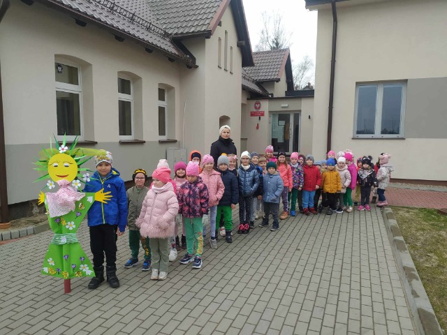 Dnia 21 marca wszystkie przedszkolaki wybrały się na spacer w poszukiwaniu oznak wiosny - Obrazek 1