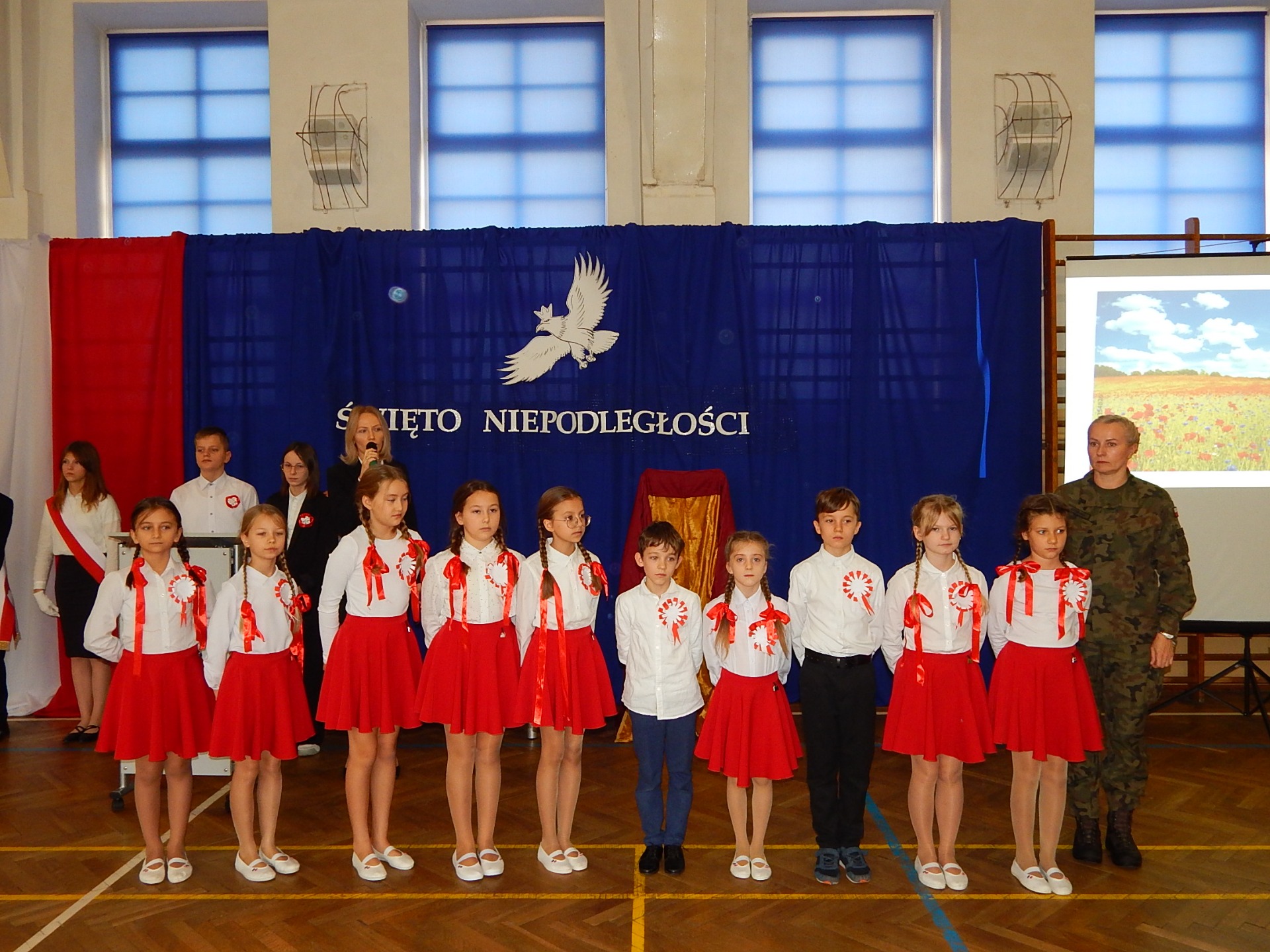 Społeczność Szkoły Podstawowej Nr 2 im. Mikołaja Kopernika w Olecku podczas Akademii z okazji Święta Niepodległości