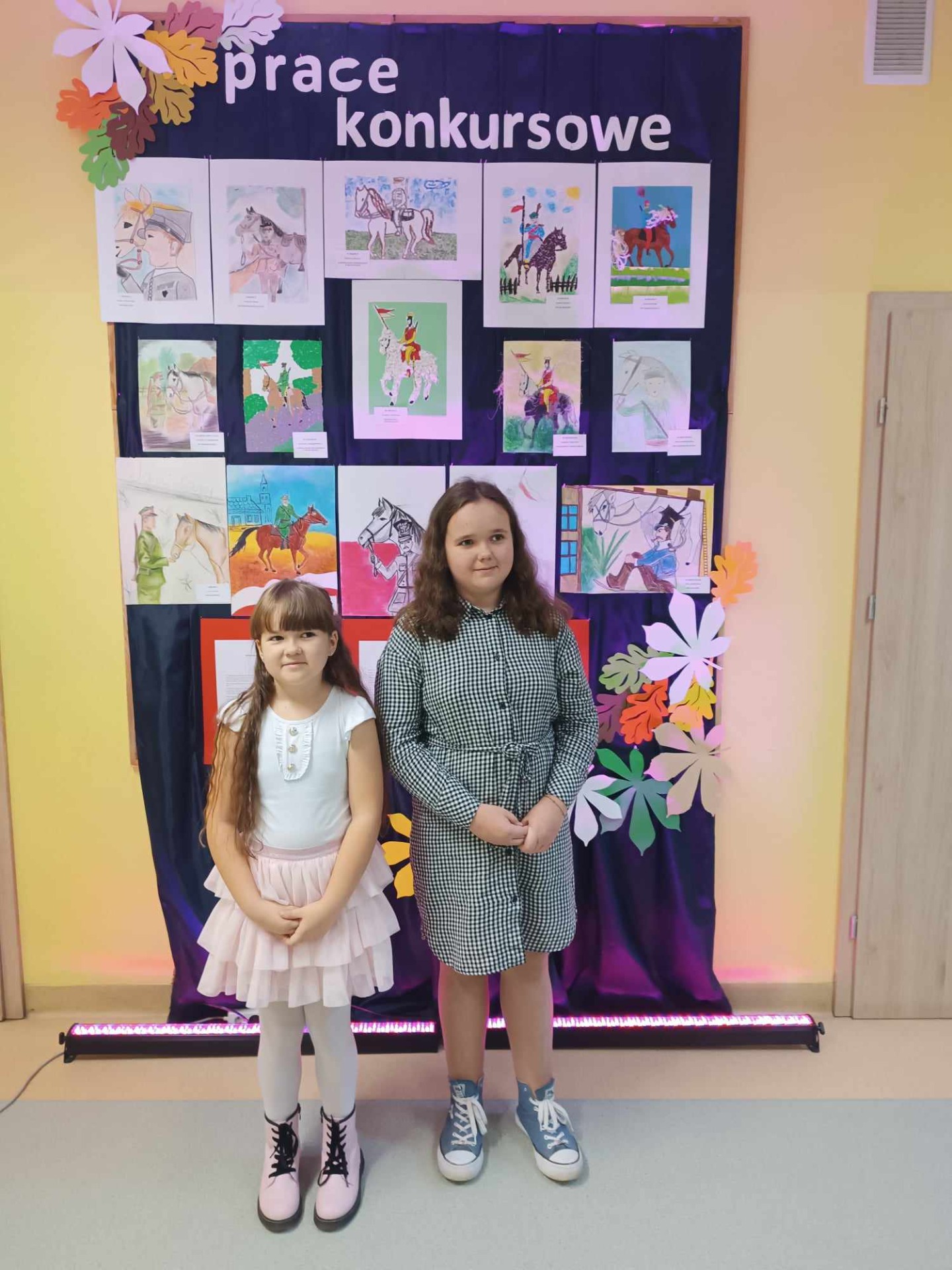 Zdjęcie przedstawia uczennice szkoły w Odechowie - Marię Mówińską, która zajęła pierwsze miejsce w kategorii praca plastyczna oraz Zofię Mówińska, która otrzymała wyróżnienie w kategorii klas sarszych.