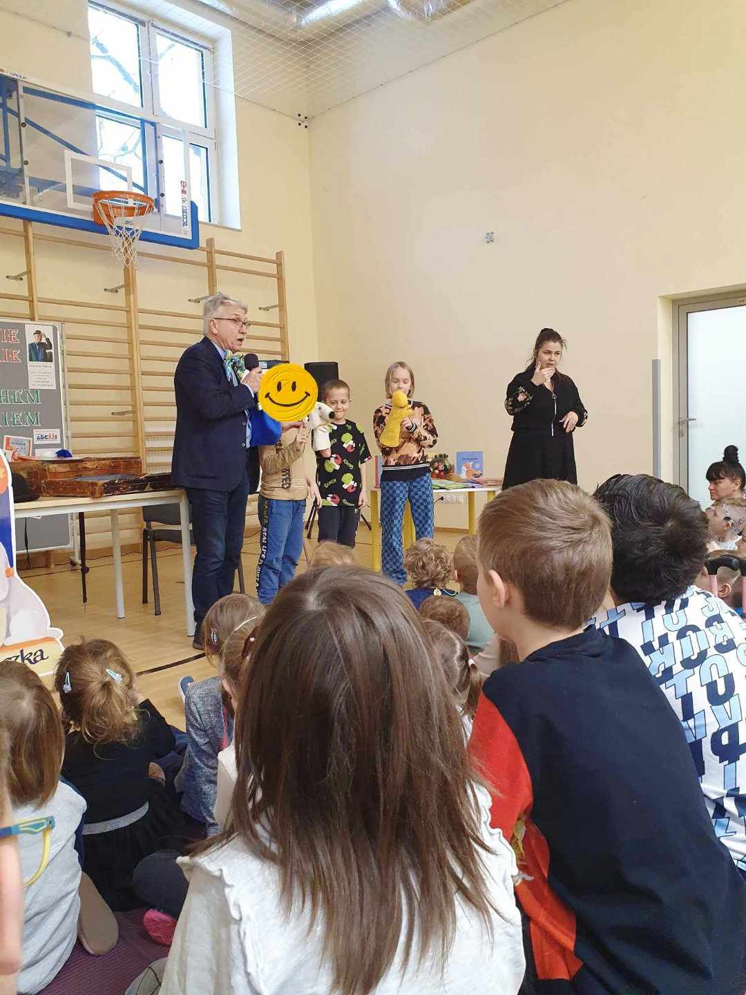 Uczniowie słuchający opowieści pana Wojciecha Widłaka