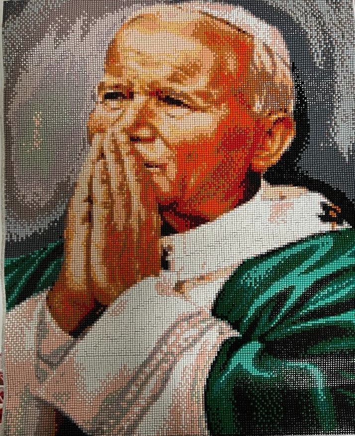 Portret św. Jana Pawła II wykonany z drobnych koralików.
