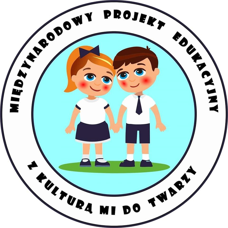 Logo Międzynarodowego Programu Edukacyjnego "Z kulturą mi do twarzy". Grafika przedstawia dziewczynkę i chłopca w biało-granatowych strojach stojących na zielonym podłożu
