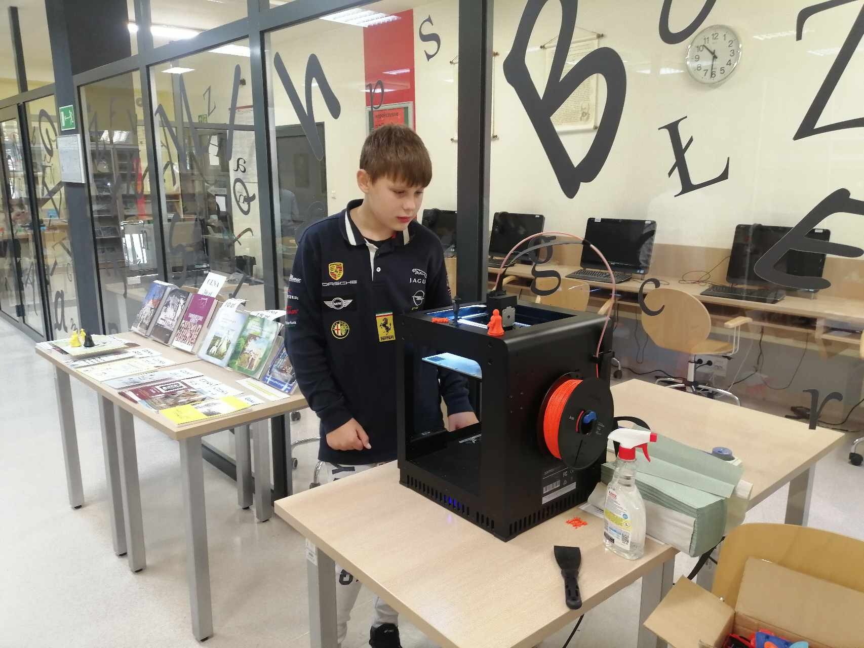 Uczeń klasy V przy drukarce 3D.