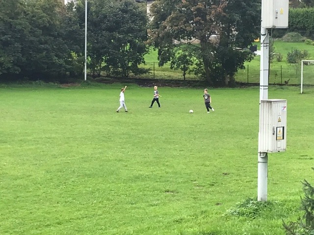Dzieci na boisku do piłki nożnej
