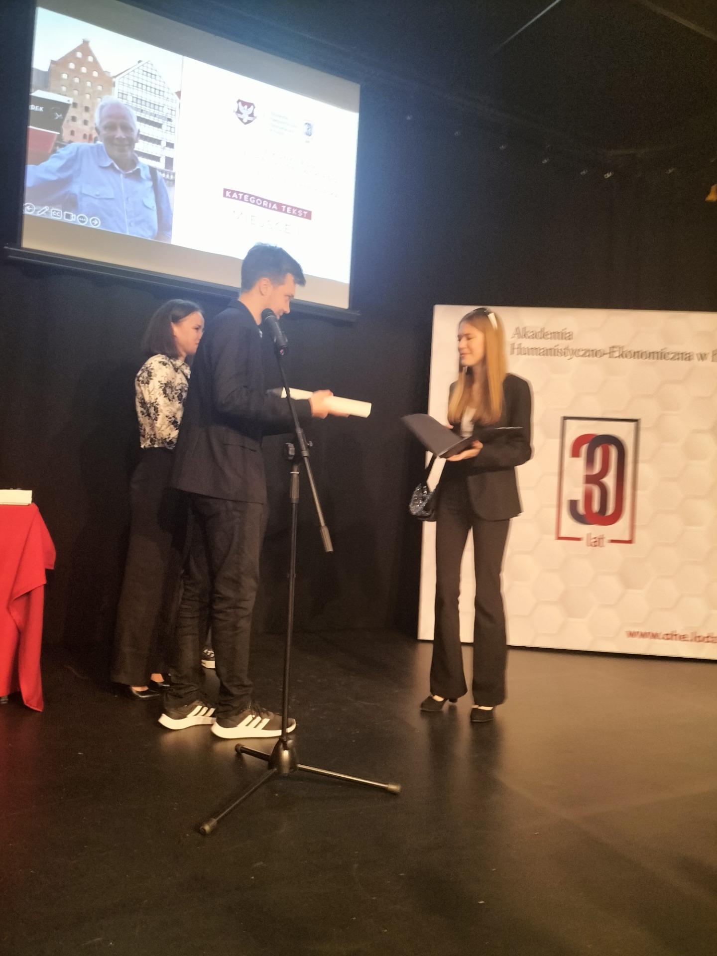 Uczniowie VI LO w Łodzi na gali podczas wręczenia nagród