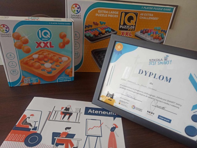 Zdjęcie przedstawiające dyplom  oraz gry otrzymane w ramach udziału w programie smart games.
