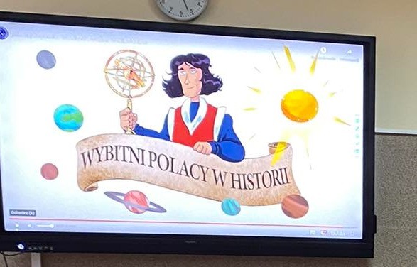 Film o Mikołaju Koperniku wyświetlany na monitorze interaktywnym