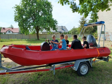 Dzieci w łodzi ratunkowej