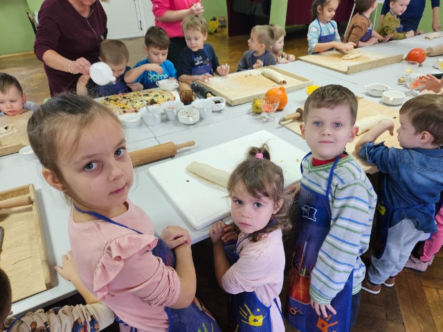 Przedszkolaki na warsztatach kulinarnych w ZSAE w Weryni - Obrazek 6
