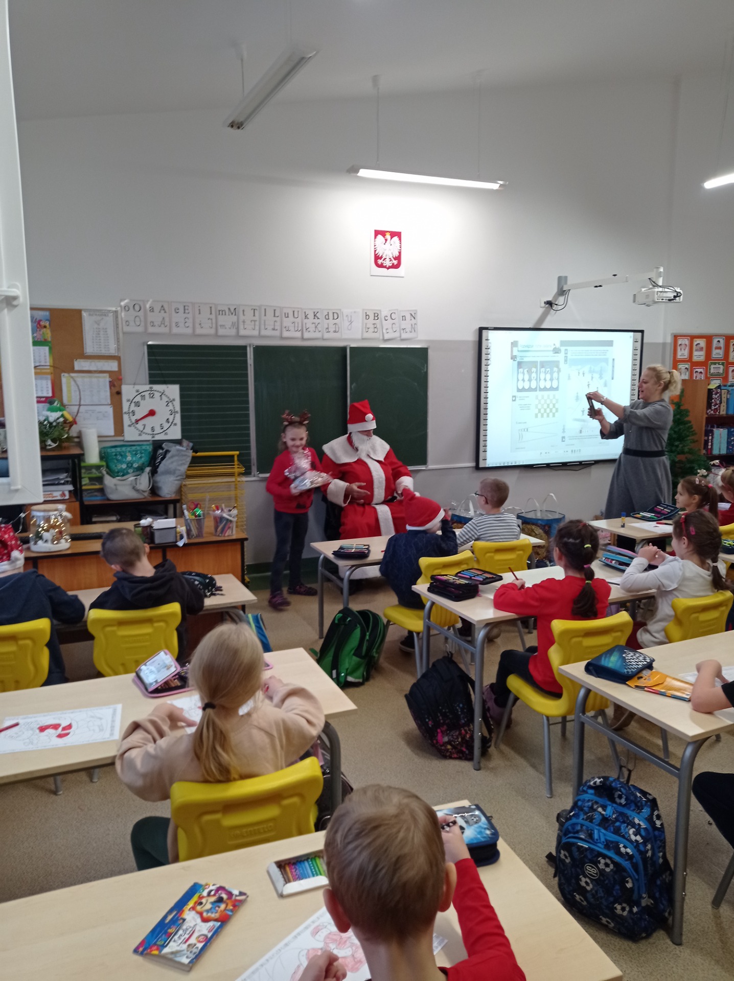 Mikołaj z dziećmi w klasie