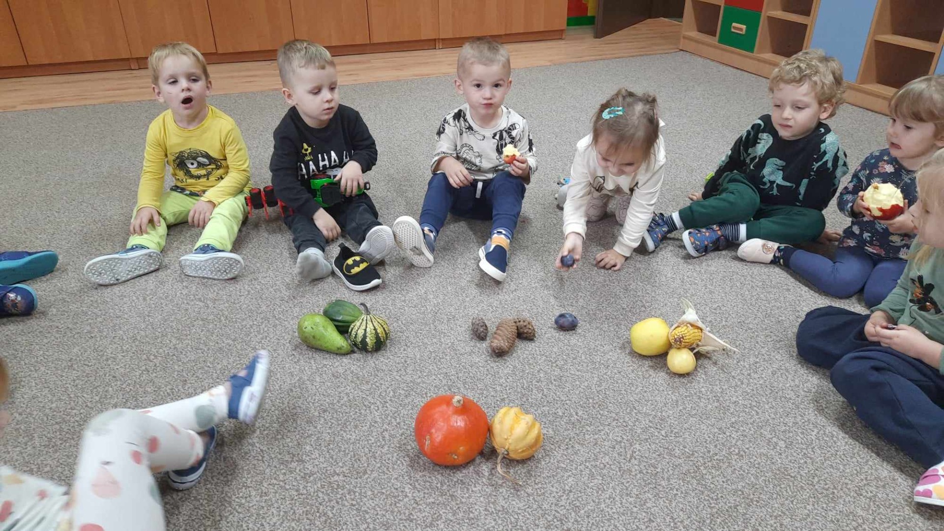 Przedszkolaki prezentują dary jesieni